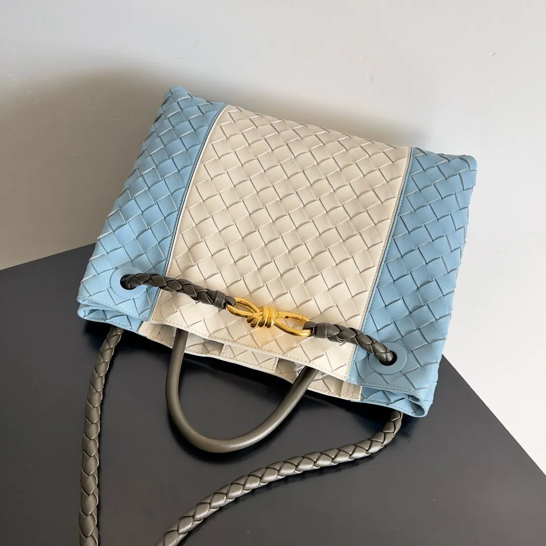 The 2023 new Andiamo batch of 3060 BV is shipped‼ ️Really popular🔥The new Andiamo woven handbag launched by Bottega Veneta this season is really popular all over the world! ! Celebrities at home and abroad have worn it, and Oscar-winning actress Michelle Yeoh has taken it out on the street. Song Jia, Trai Yara, Yu Feihong, Sanji Ayaka, Rosie Hunting-Whiteley, Yoshioka Riho, etc. have all picked up this bag. It is classic and versatile, showing off its temperament, and the bag capacity is also large, which is very convenient for daily commuting! ! A variety of carrying methods, the shoulder straps can be adjusted by yourself, the original lambskin feels soft and delicate, and the unisex style breaks gender boundaries and brings a more practical and longer-lasting use experience. Andiamo, which has both elegant and casual styles, perfectly interprets the true appearance of "fashionable old money style". Style number: 796592 Size: 32*24*12